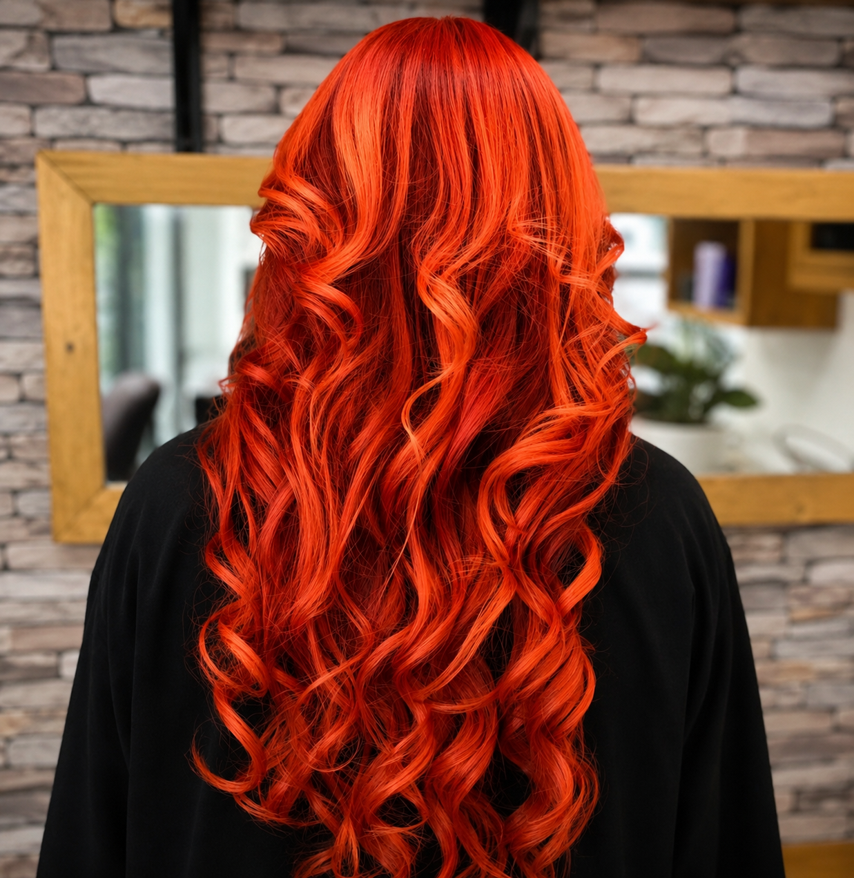 Detalle del proceso de corte y diseño en salón de belleza profesional